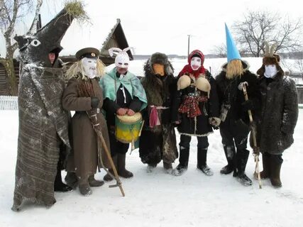 Фигур ряженых с мазанными сажей лицами
