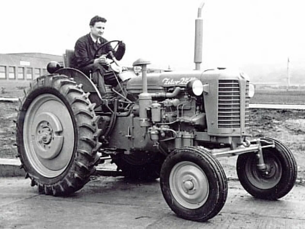 На 1 тракторе работали 60. Газогенераторный трактор ГБ-58. Трактор МТЗ 1940 года. Трактор Zetor 1960 год. МТЗ-50 трактор.