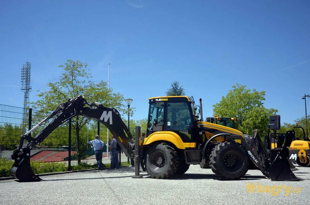 Экскаватор погрузчик 825. Mecalac tlb990. Mecalac tlb870. Экскаватор-погрузчик Mecalac 990. TLB 935 экскаватор погрузчик.