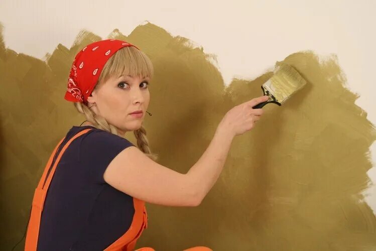 Девушка штукатурит. Девушку красят. Девушка маляр. Девушка маляр. Красивая девушка маляр.