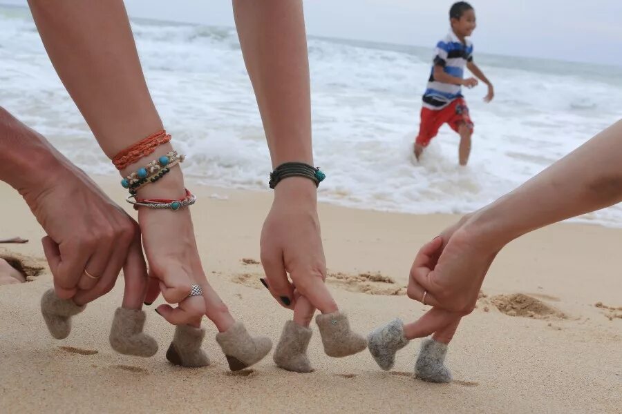 Ноги идут. Ноги в песке. Следы на песке. Маленькие шаги на песке. Пальчики идут