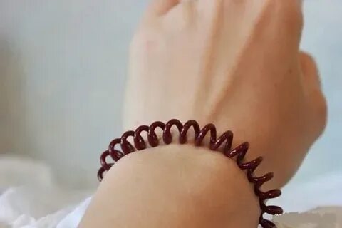 Если у парня на руке резинка