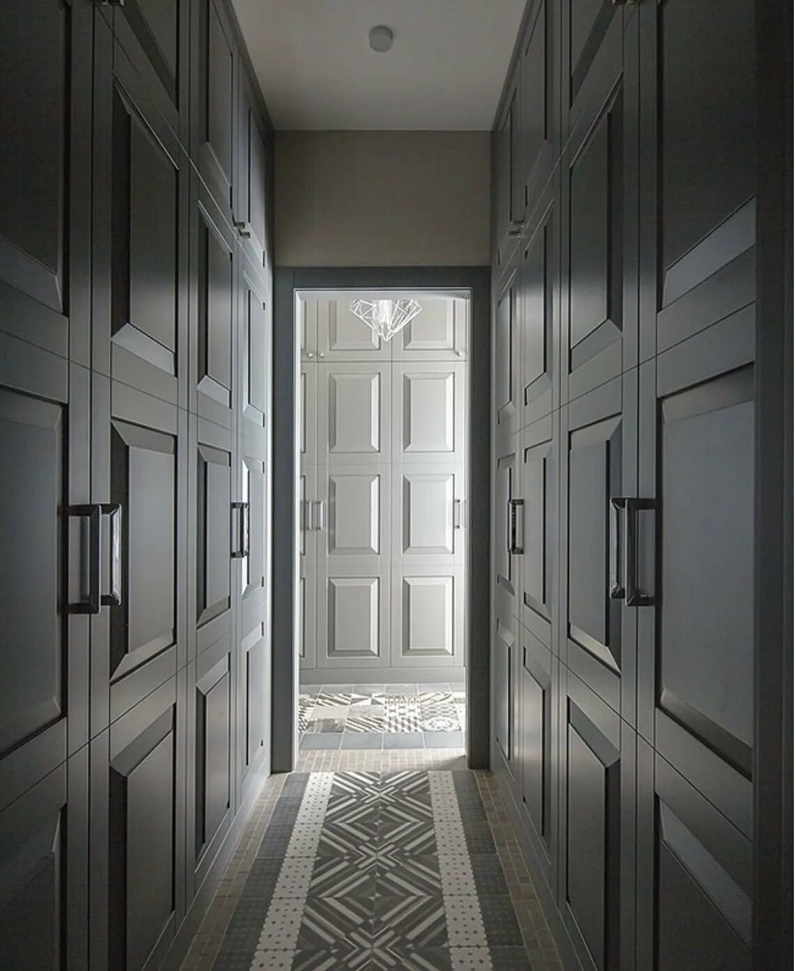 Длинный коридор с дверьми. Коридор с множеством дверей. Узкий коридор. Коридор с дверью.