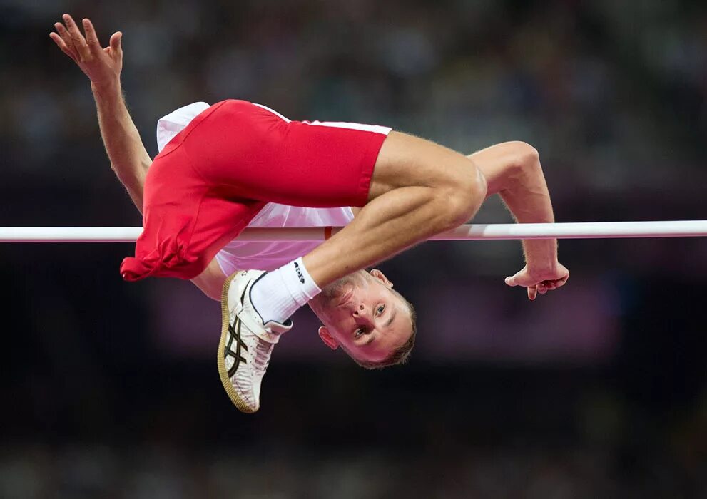 Спортсмен случайное. Дуайт стоунз прыжки в высоту. Спортсмен прыгает в высоту. Легкая атлетика паралимпийский вид спорта. Паралимпийские прыжки.