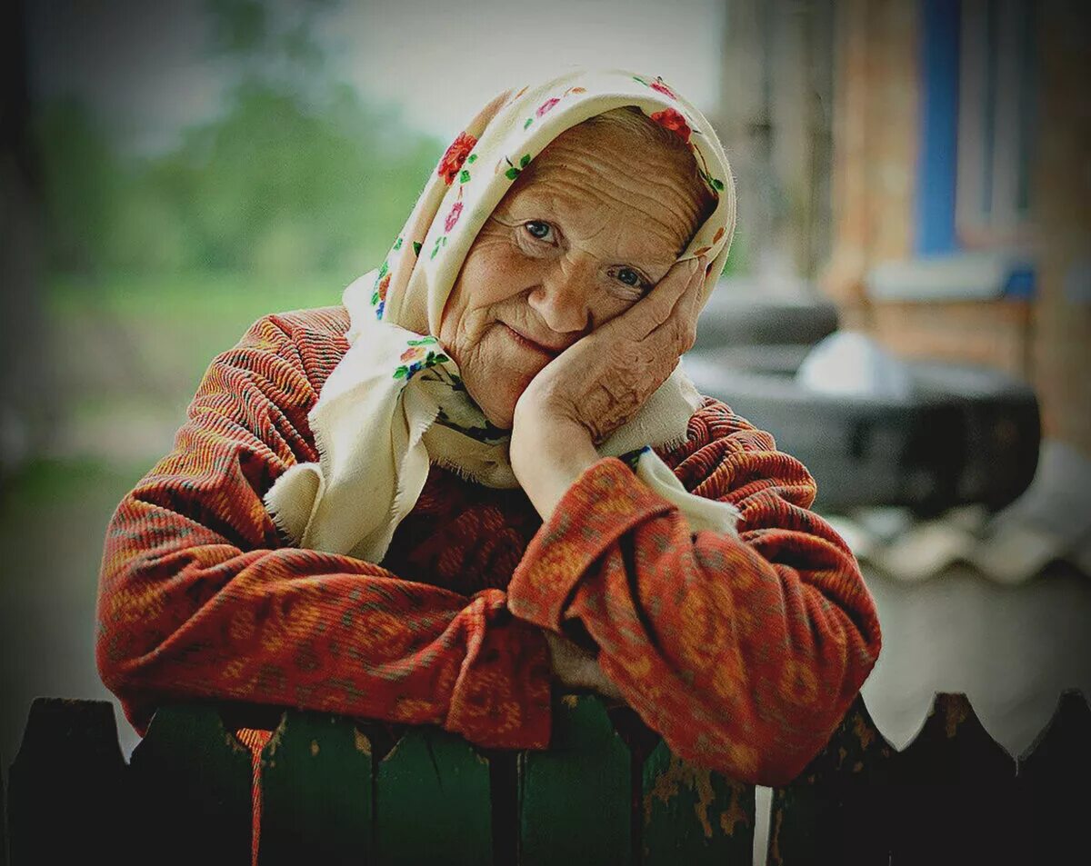 Хочу старых бабушек. Добрая бабушка. Милые бабушки. Пожилая женщина в платке. Бабуля в платочке.