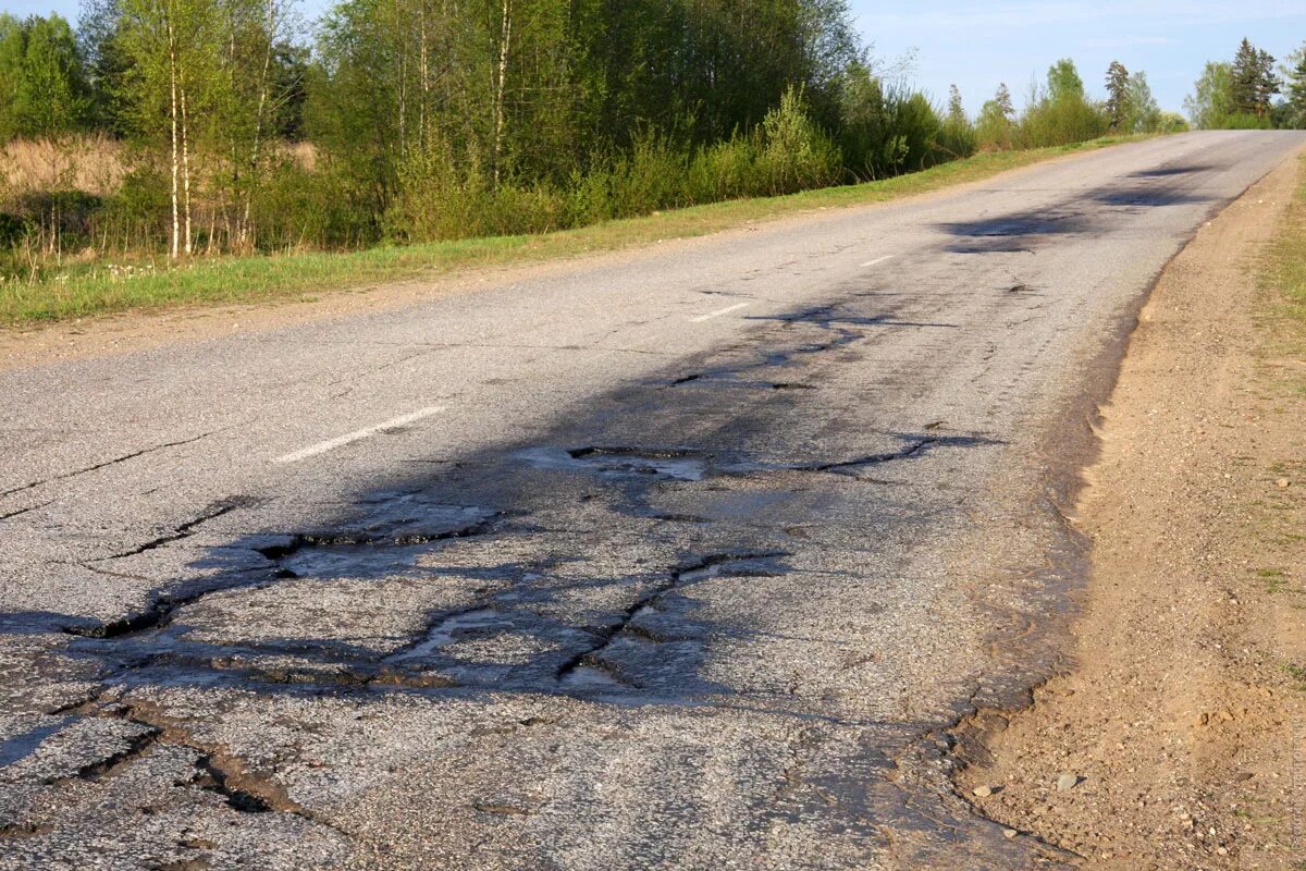 Плохие дороги в россии. Плохие дороги. Разбитая дорога. Плохая дорога. Дороги России.