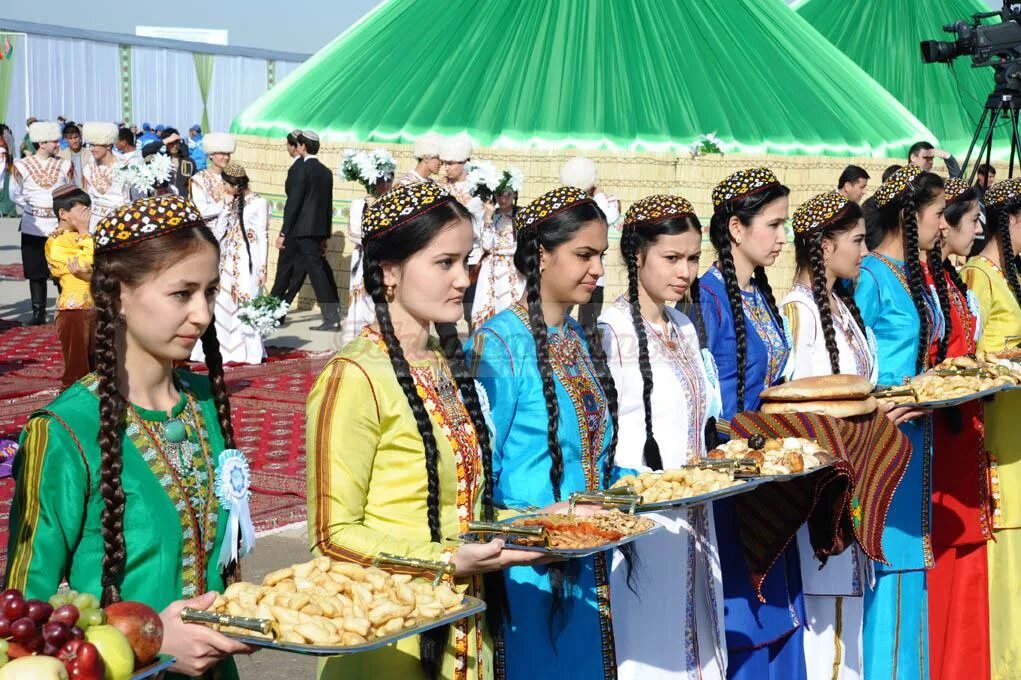 Капля воды крупица золота в Туркменистане. Туркменский праздник - капля воды - крупица золота. Красивые туркменки. Туркменские национальные праздники.