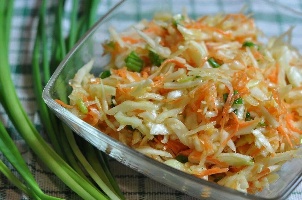 Капуста как в столовой рецепт с уксусом. Салат капуста морковь огурец. салат с капустойи морковь. витаминный салат с капустой и морковью. салат с капустой и морковкой.