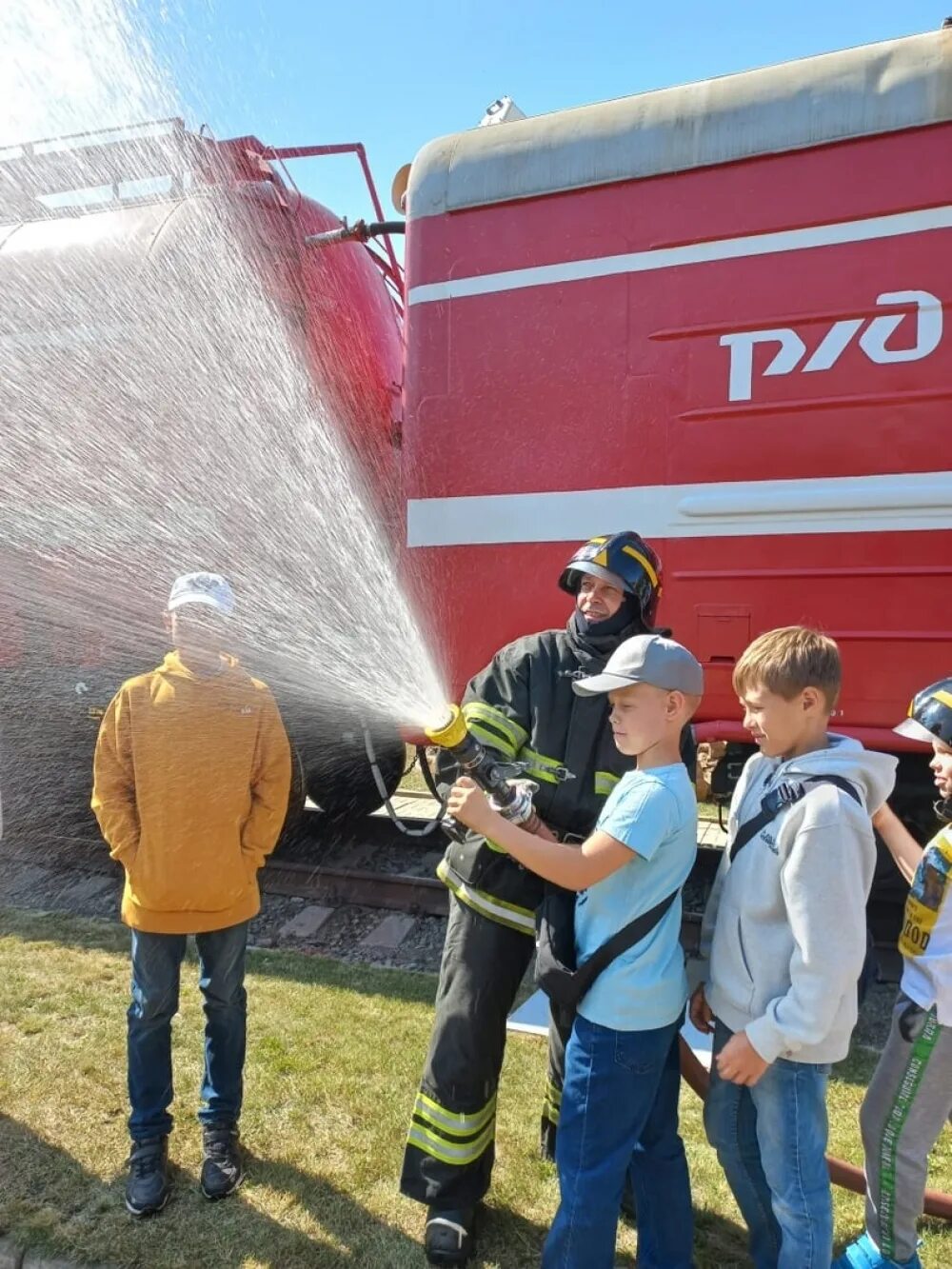 Омск 14 октября. Мои родители железнодорожники. Омские новости. Пожарный поезд передняя часть. Пожарный поезд фото для детей.