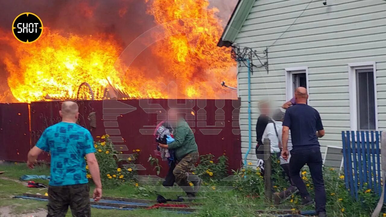 ВСУ обстреляли посёлок белая берёзка в Брянской области. Горящий дом. Белая берёзка Брянская область. Горящий дом фото. Обстрел березки брянская область