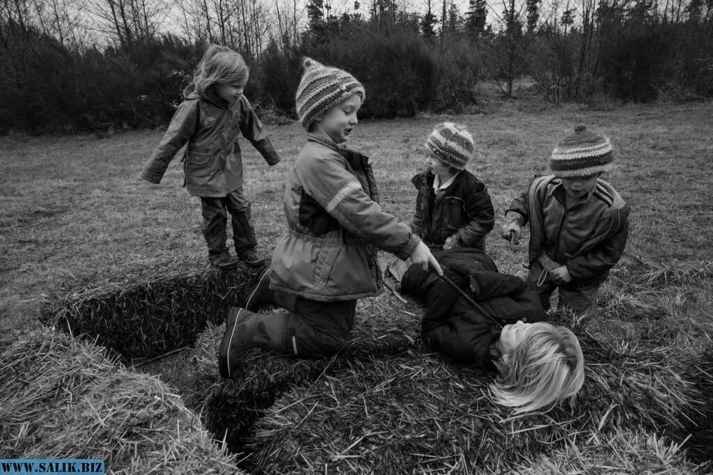 Дети играющие в войну. Войнушки в детстве. детство ссср войнушка. мальчикам играющим в войну.