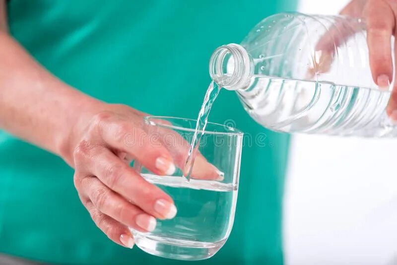 В стеклянную бутылку налили. Воду наливают в стакан. Наливает воду из бутылки. Воду наливают в стакан из бутылки. Налить воду в бутылку.