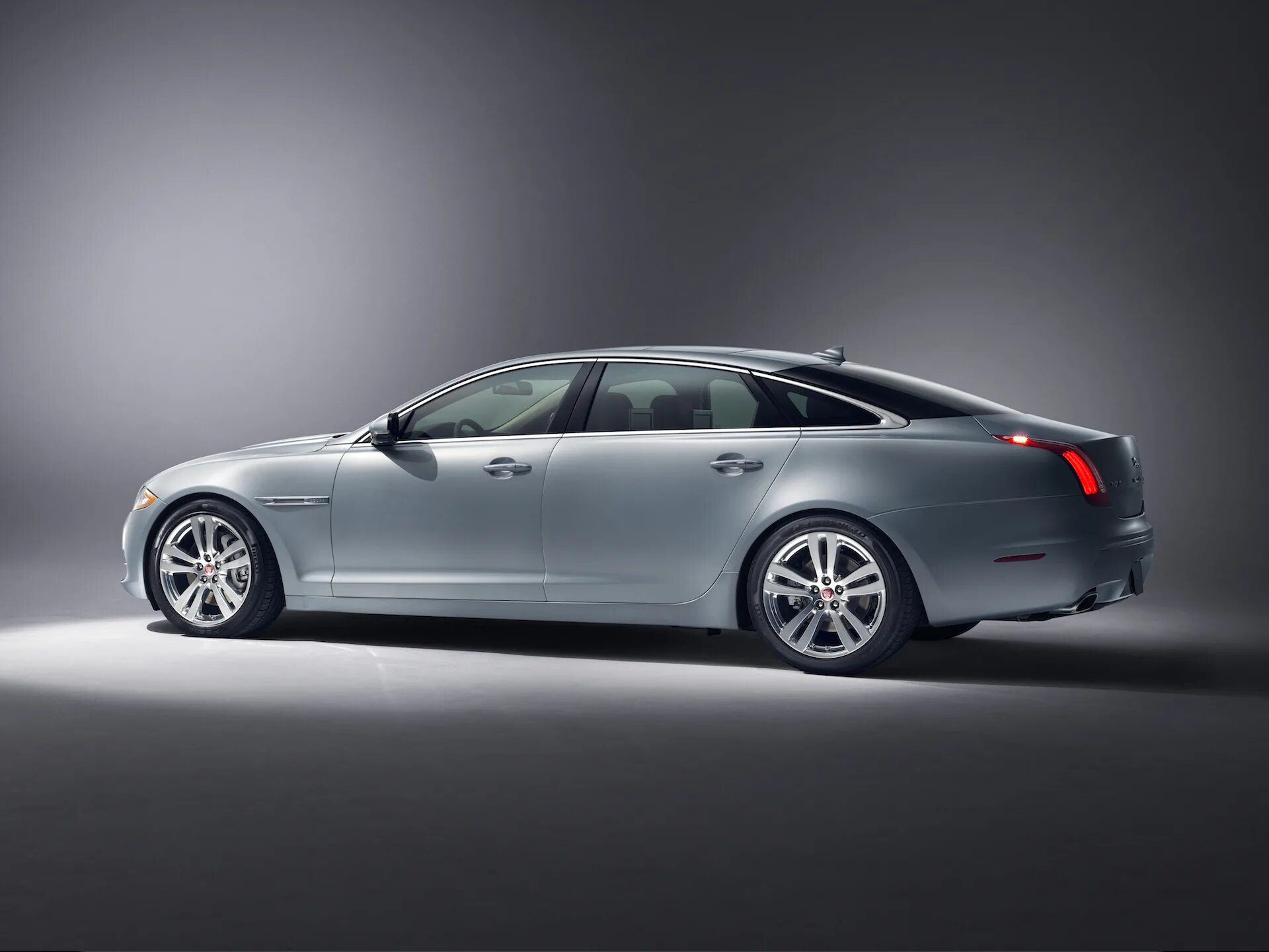 Jaguar xj 2018 белый. Jaguar xj5. Jaguar xj 2013. Икс джей автомобиль. Ягуар xj 2013.