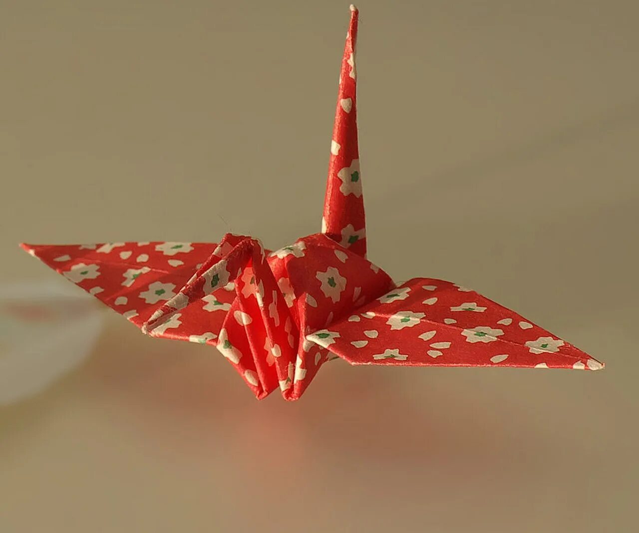 Фото журавля из бумаги. Оригами Журавлик. Журавль оригами. Японское оригами. Поделка бумажный Журавлик.