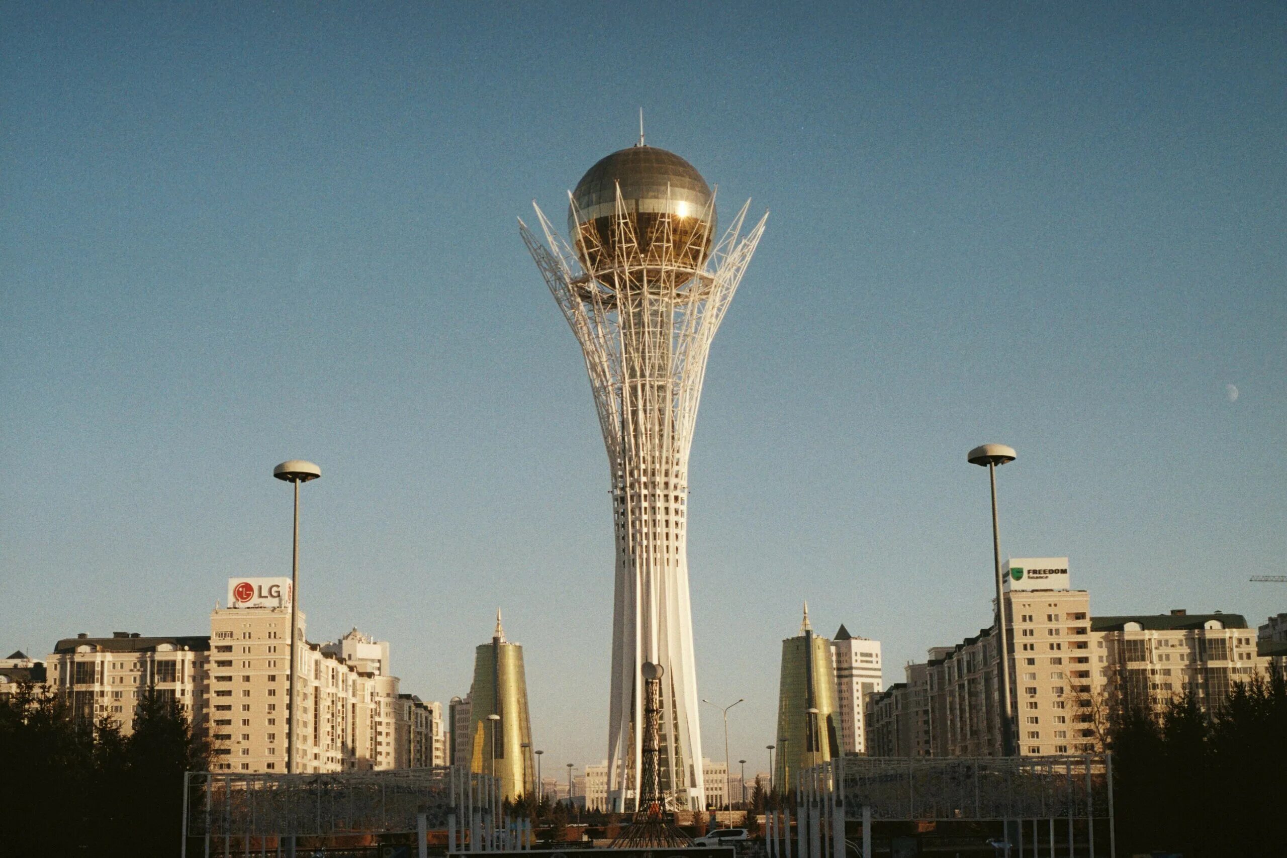 Какой день в астане. Монумент Астана-Байтерек. Байтерек Астана. Алма Ата Казахстан Астана.