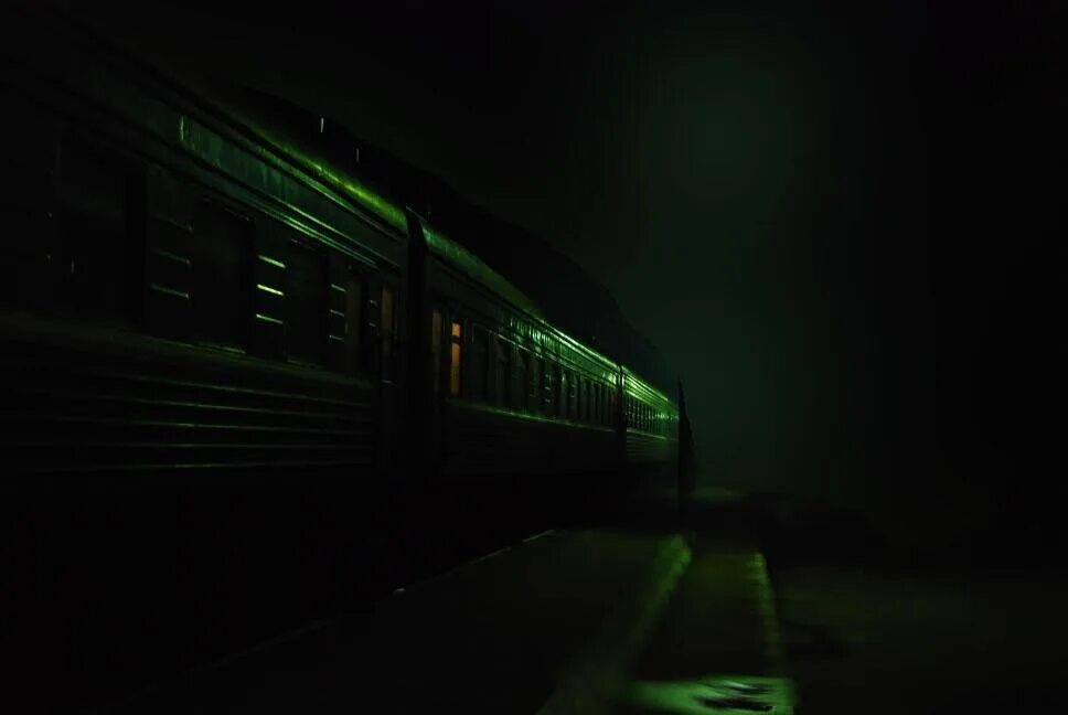 Ночной поезд. Ночной вагон. Вагон ночью. Купе поезда ночью.