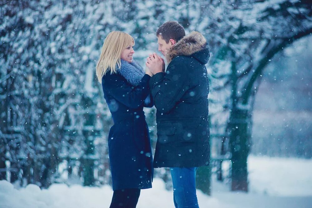 Романтика зимой. Влюбленные зимой. Зима любовь. Парень и девушка зима.