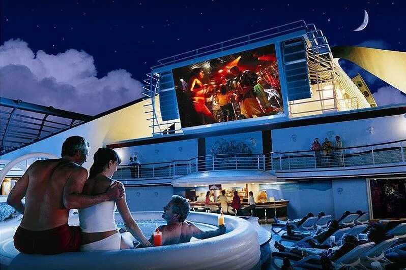 Развлечения на борту. Кинотеатр на лайнере. Вечеринка на лайнере. Развлечения в круизе. Кинотеатр на корабле.