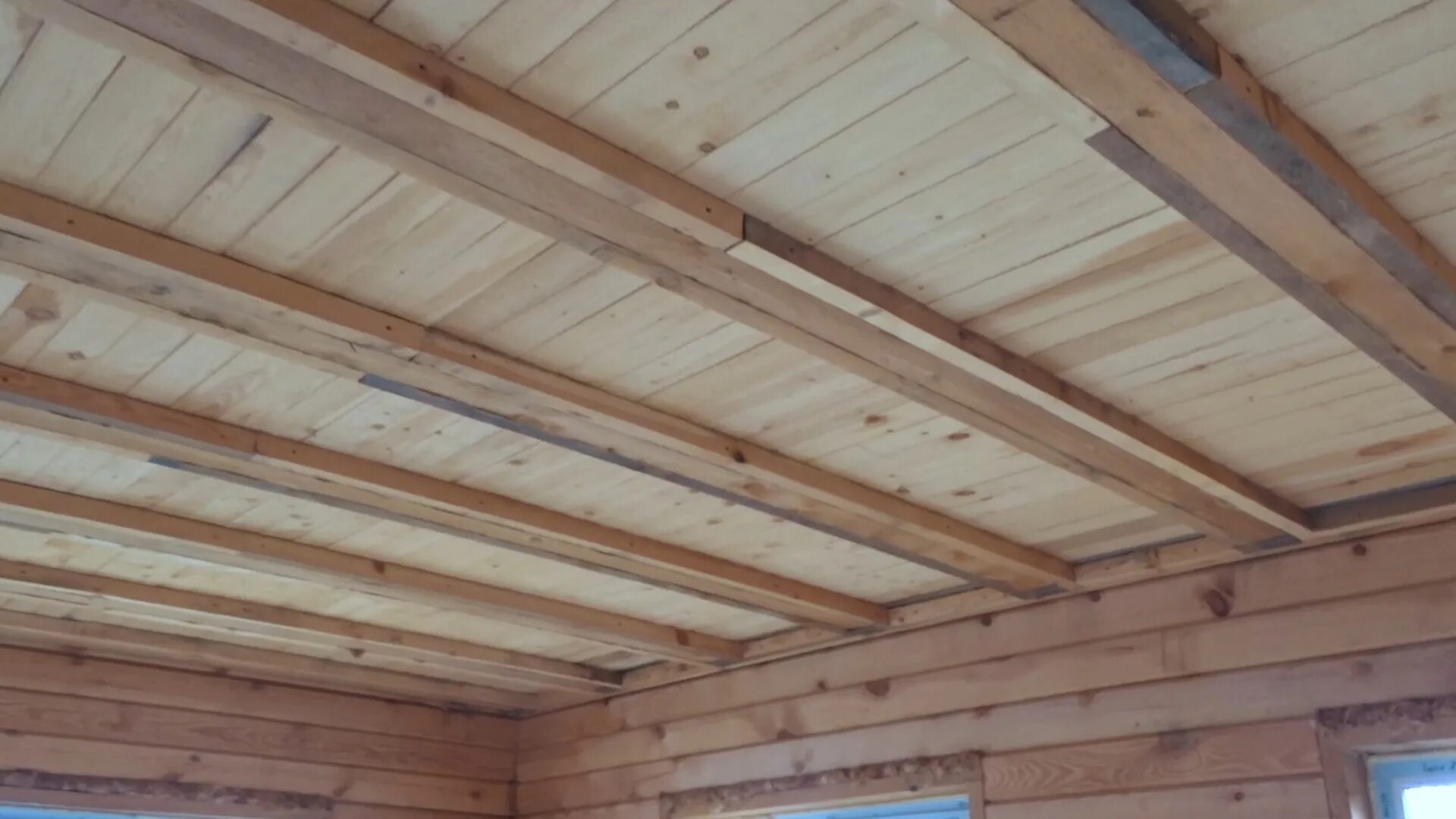 Подшивка деревянных балок 50х200. Подшивка потолка. Подшив потолка в доме доской. Подшив потолка в доме доской. Подшивка чернового потолка.