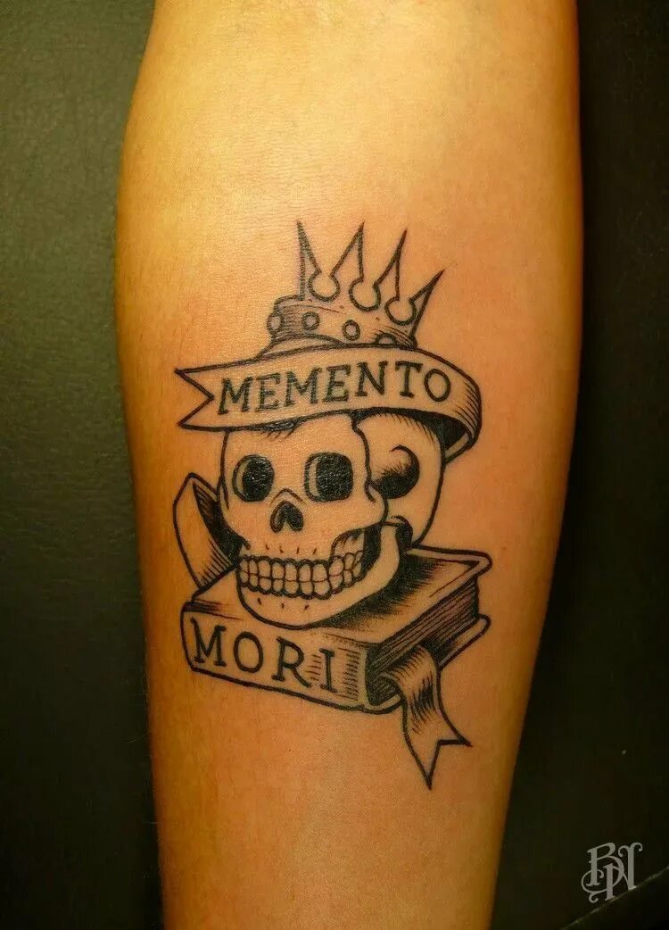 Тату мементо мори мужские. Моменто море тату. МЕМЕНТО Мори тату. Татуировка Memento Mori. Тату на руку для мужчин МЕМЕНТО Мори.