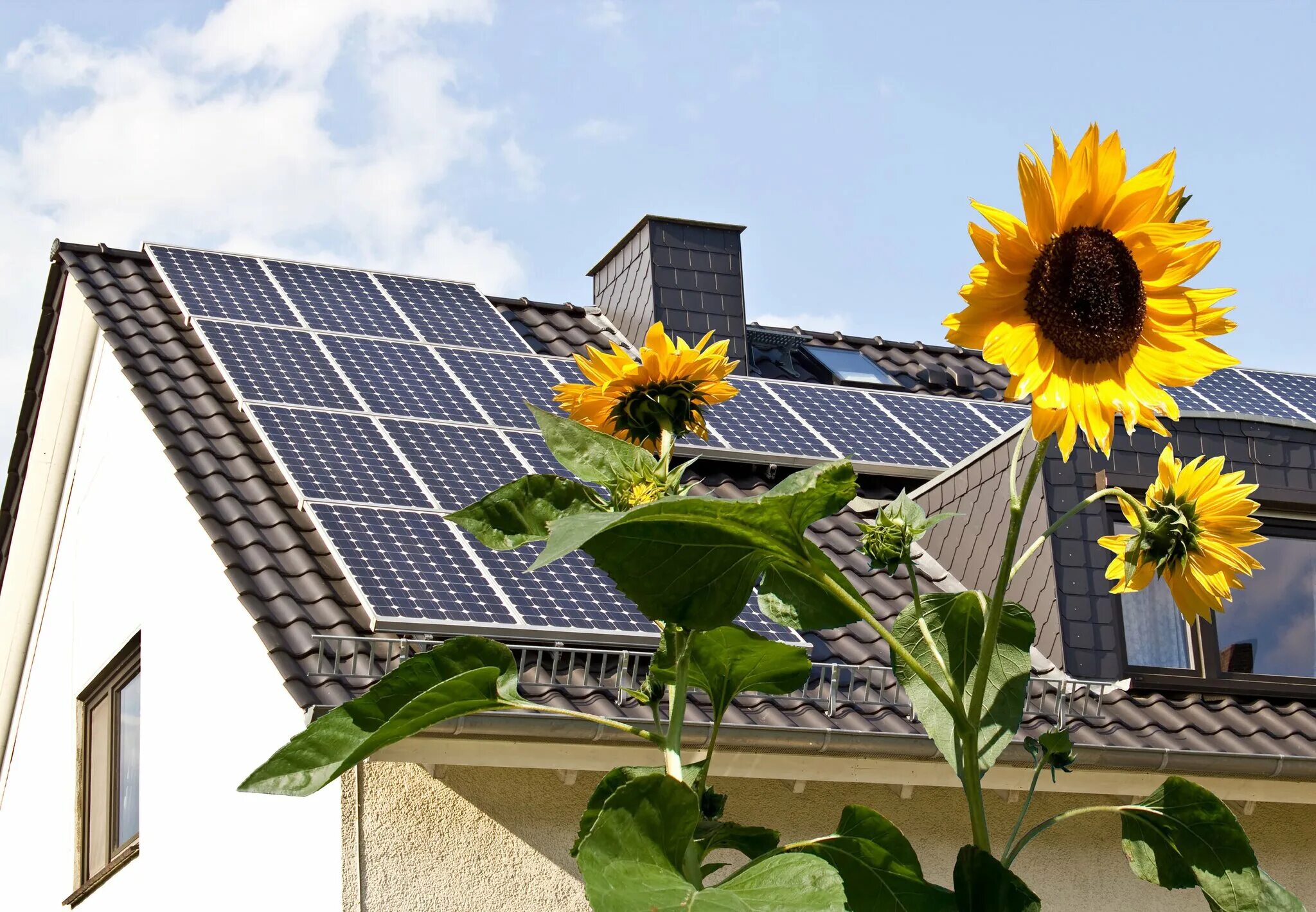 Solarа солнечные батареи. Дом с солнечными батареями. Солнечная Энергетика. Энергия солнечных батарей.