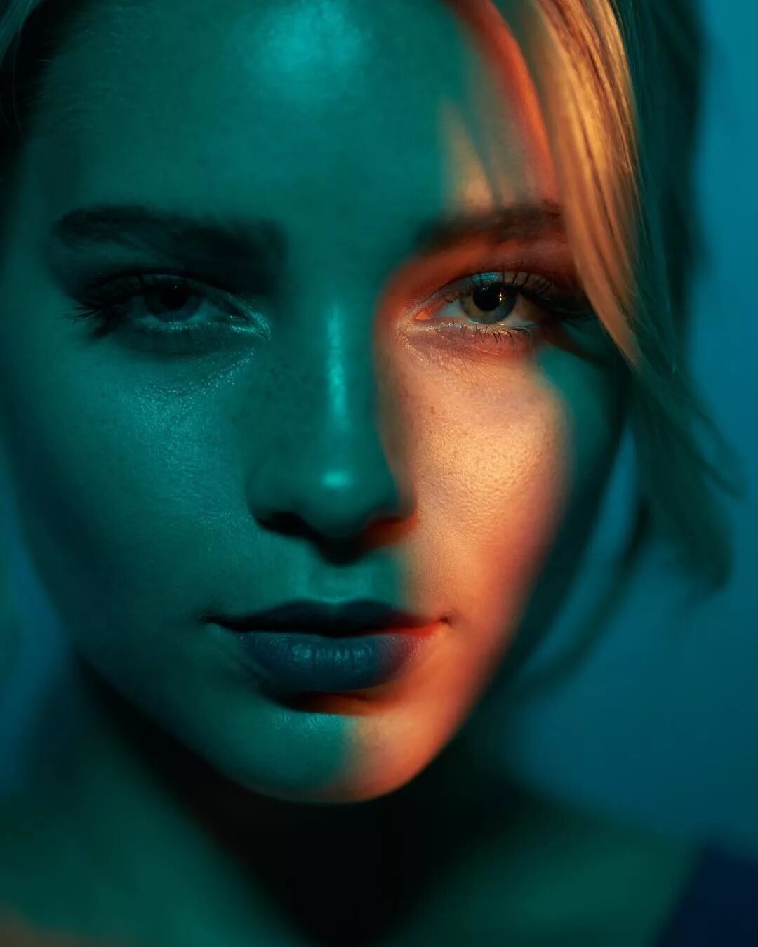 Портретная съемка. Лицо чб. Натали портман модель. Контрастное освещение в портрете. Фотопортрет.