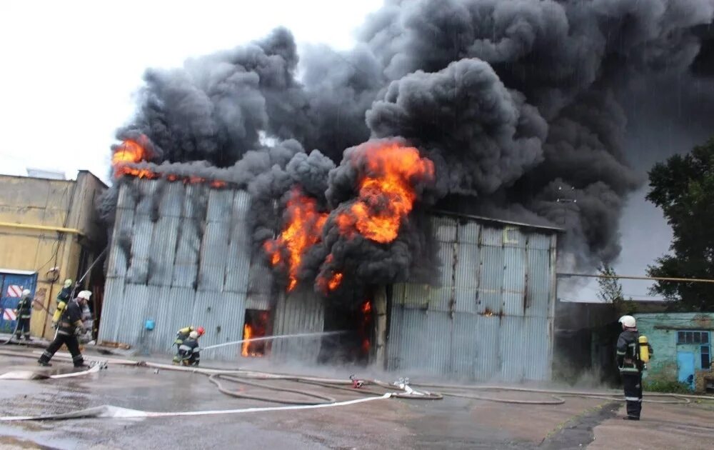 пожар автотрейд в красноярске. пожар на складе. горит склад. сгорел склад озон в подмосковье. 2022.