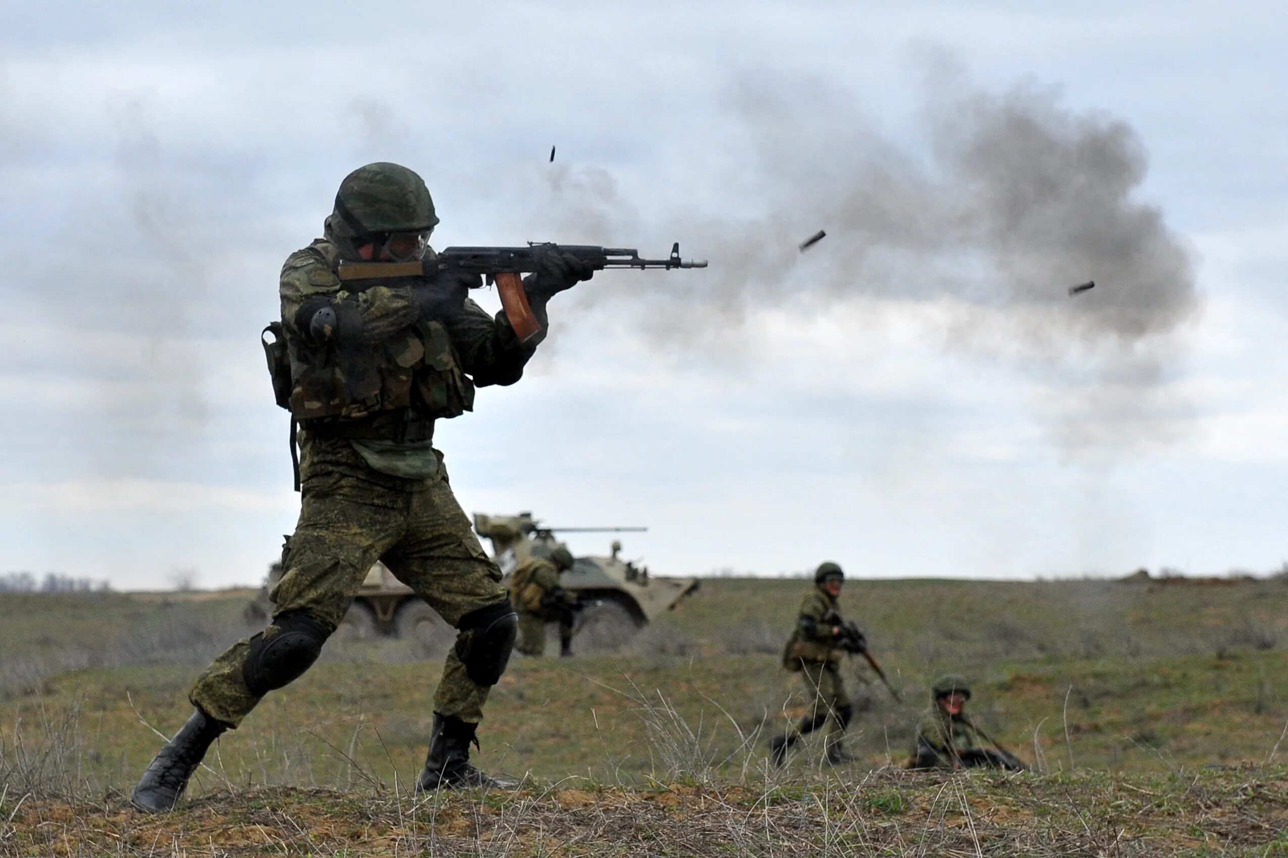 Нападение солдата. Солдат бежит. Русские военные бегут. Русский солдат бежит. Российский солдат бежит.