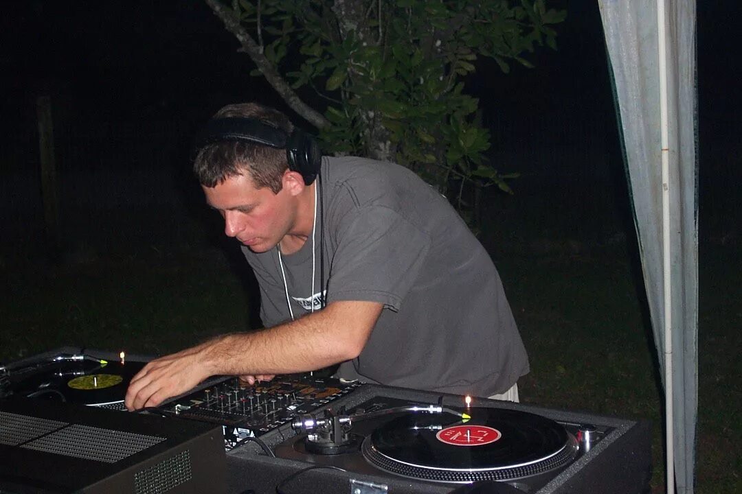 Dj splash ding ding. Диджей на концерте. dj splash. кто dj. dj splash информация об артисте.