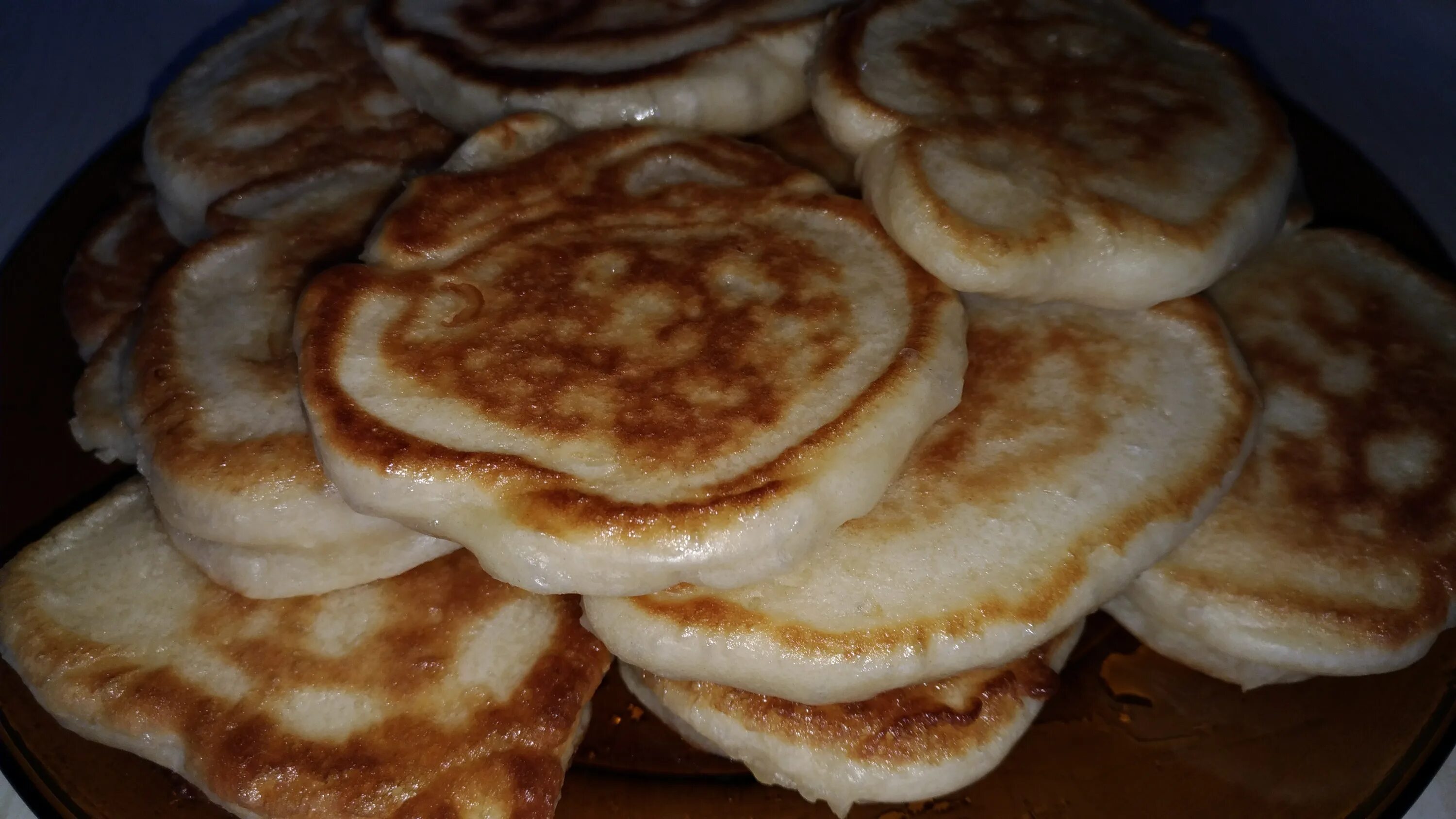 Рецепт пышных оладьев с разрыхлителем. Оладушки на кефире пышные и вкусные. секрет пышных оладьев на кефире. быстрые оладьи на кефире. чесночные оладьи на кефире.
