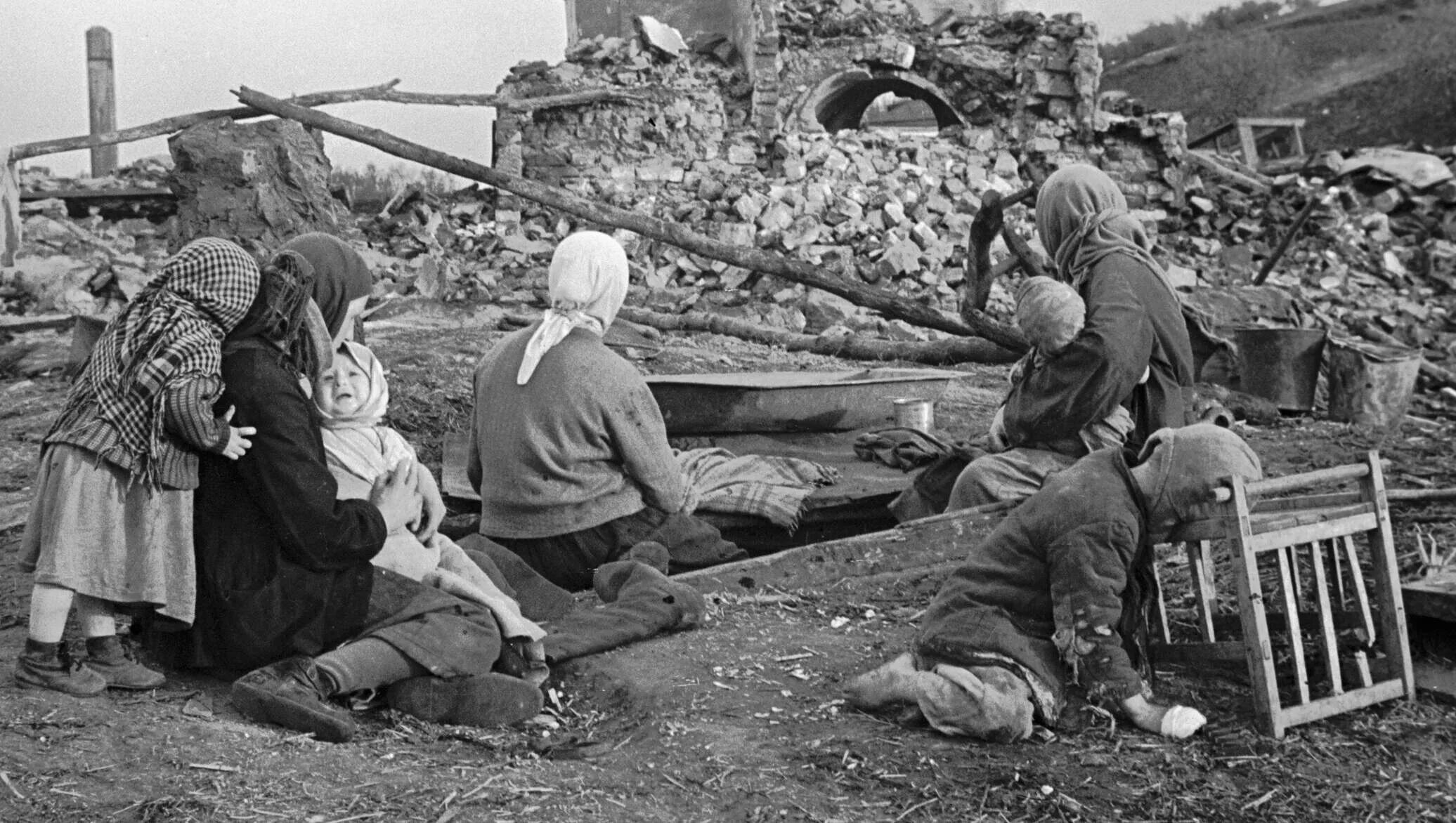 Как жили в великую отечественную войну. Разрушенная деревня 1945 вов. голод в великую отечественную войну 1941-1945. убитые мирные жители в войну 1941-1945.