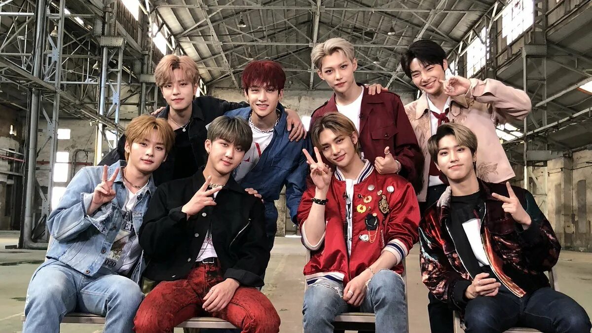 Группа Stray Kids Кристмас. Stray Kids камбэк 2022. Stray Kids с фанатами. Фотосессия Stray Kids шоколадная фабрика. Стрей кидс hall of