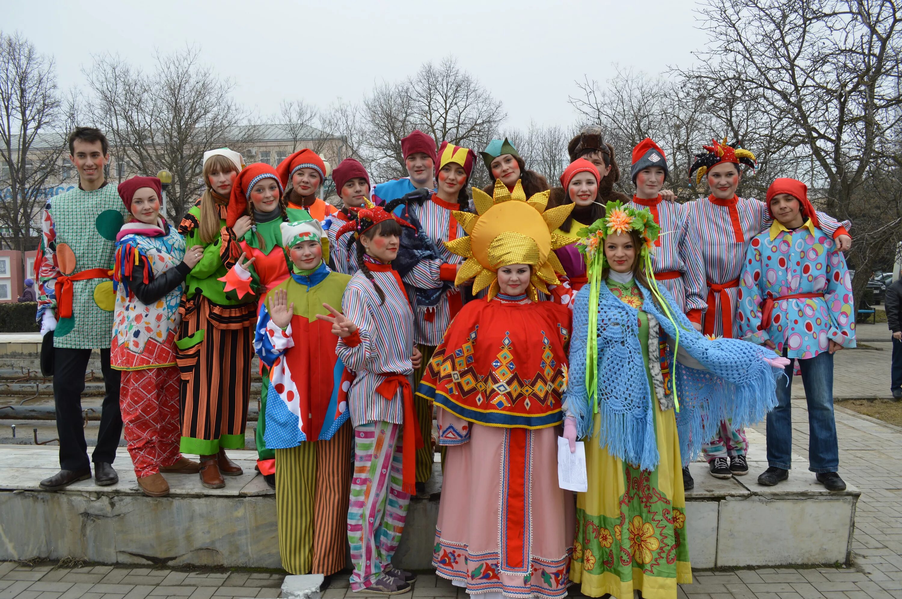 Костюм весны на Масленицу. Нарчж нв Масленица. Русские народные костюмы на Масленицу. Костюмы на Масленицу народные гуляния.