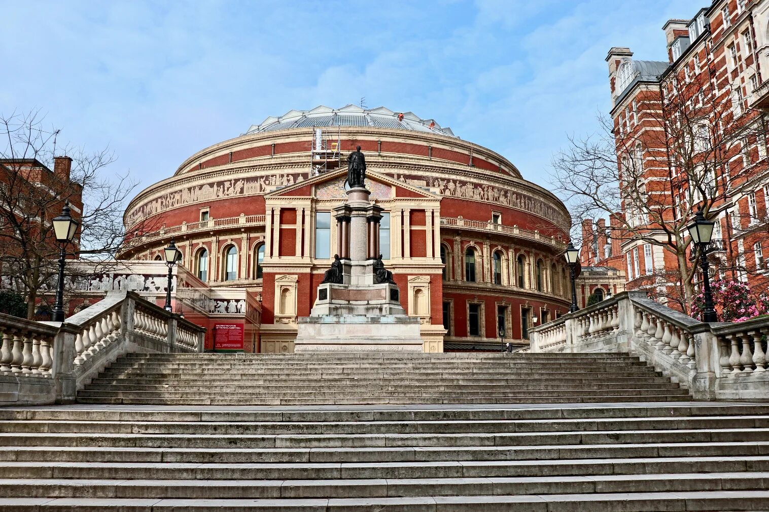 Лондонский сити-холл колонны. Royal albert hall. Town hall london. Лондон холл санкт петербург. Лондон холл санкт петербург.