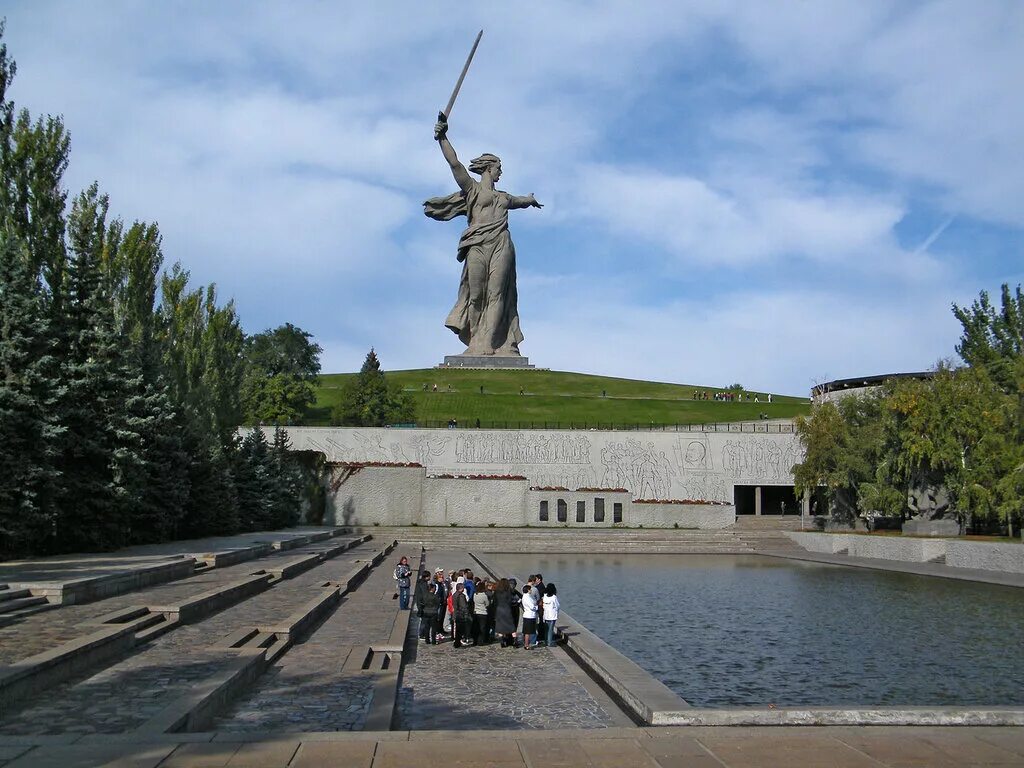 Мамаев Курган Сталинградская битва. Памятник Родина-мать на Мамаевом Кургане. Царицын Сталинград Волгоград монумент. Родина-мать Волгоград путеводитель.