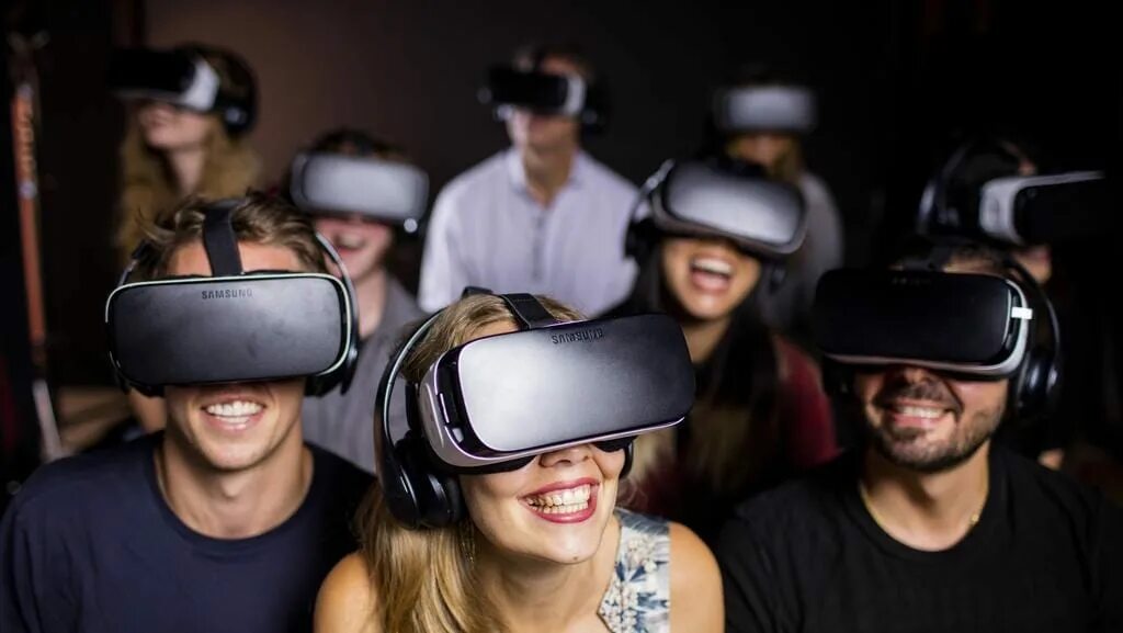 Человек в виртуальной реальности. Человек в виртуальных очках. Очки виртуальной реальности на человеке. Человек в VR шлеме.