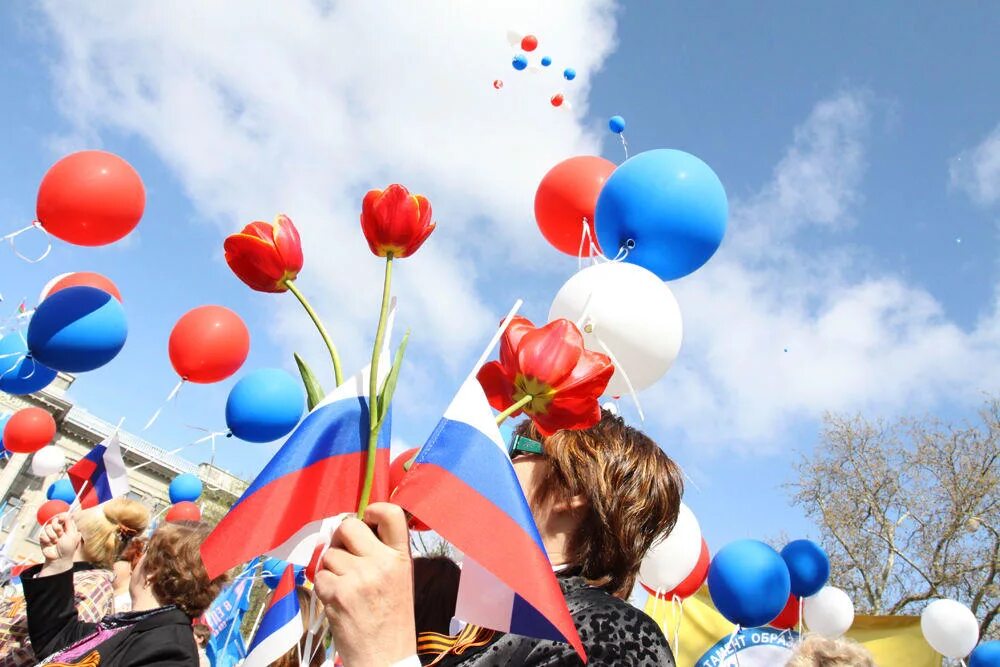 1 мая считается праздничным днем. Майские праздники. атрибуты 1 мая. празднования дня весны и труда. 1 мая атрибуты праздника.