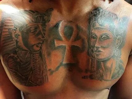 Los tatuajes negros y grises de Nefertiti y Tut bellamente representados en...