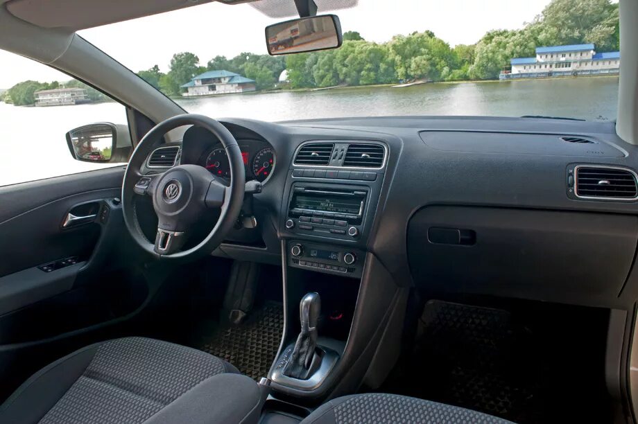 Салон поло 2011. Салон поло 2011. Volkswagen polo 2011 салон. Фольксваген поло седан 2010 салон. Салон поло 2011.