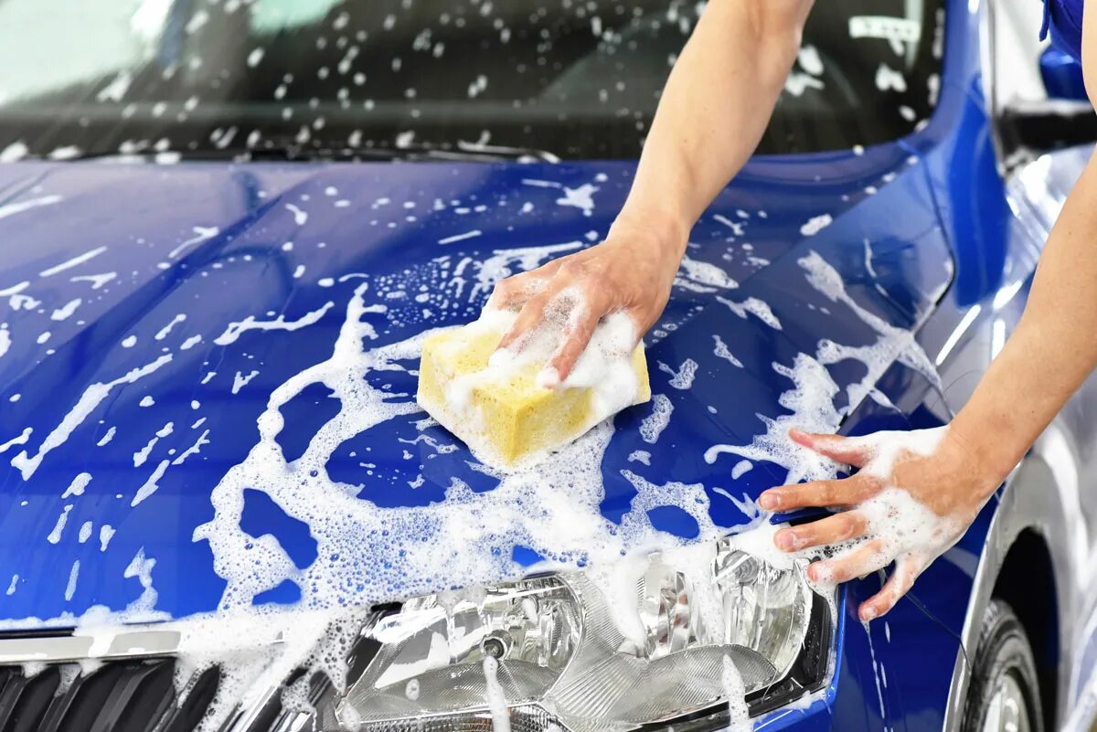 He clean the car. Мойка автомобиля. Ручная мойка машины. Мойка кузова автомобиля. Ручная мойка для автомобиля.