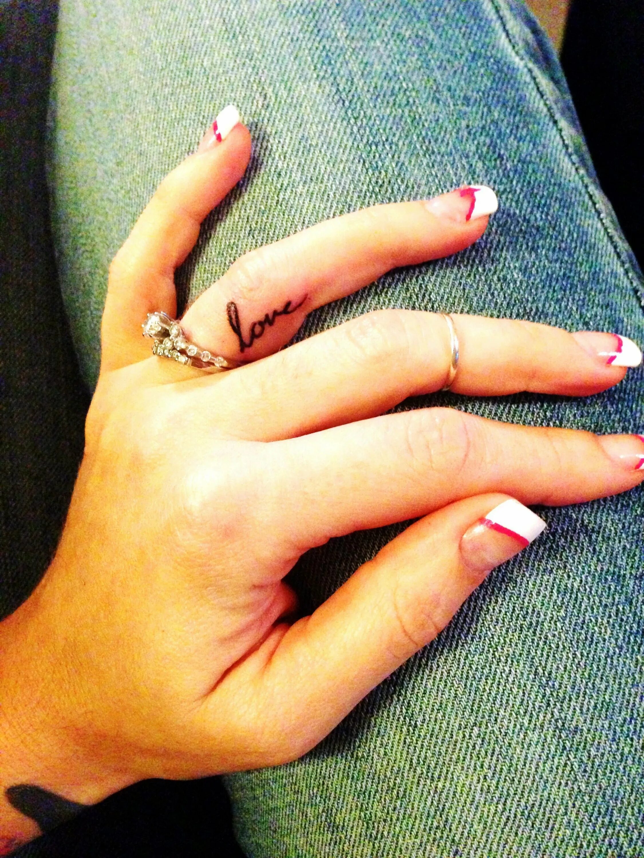 На безымянном пальце теперь любовь. Тату на безымянном пальце для девушек. На безымянном пальце теперь любовь. На безымянном пальце теперь любовь. Тату кольцо на безымянном пальце.