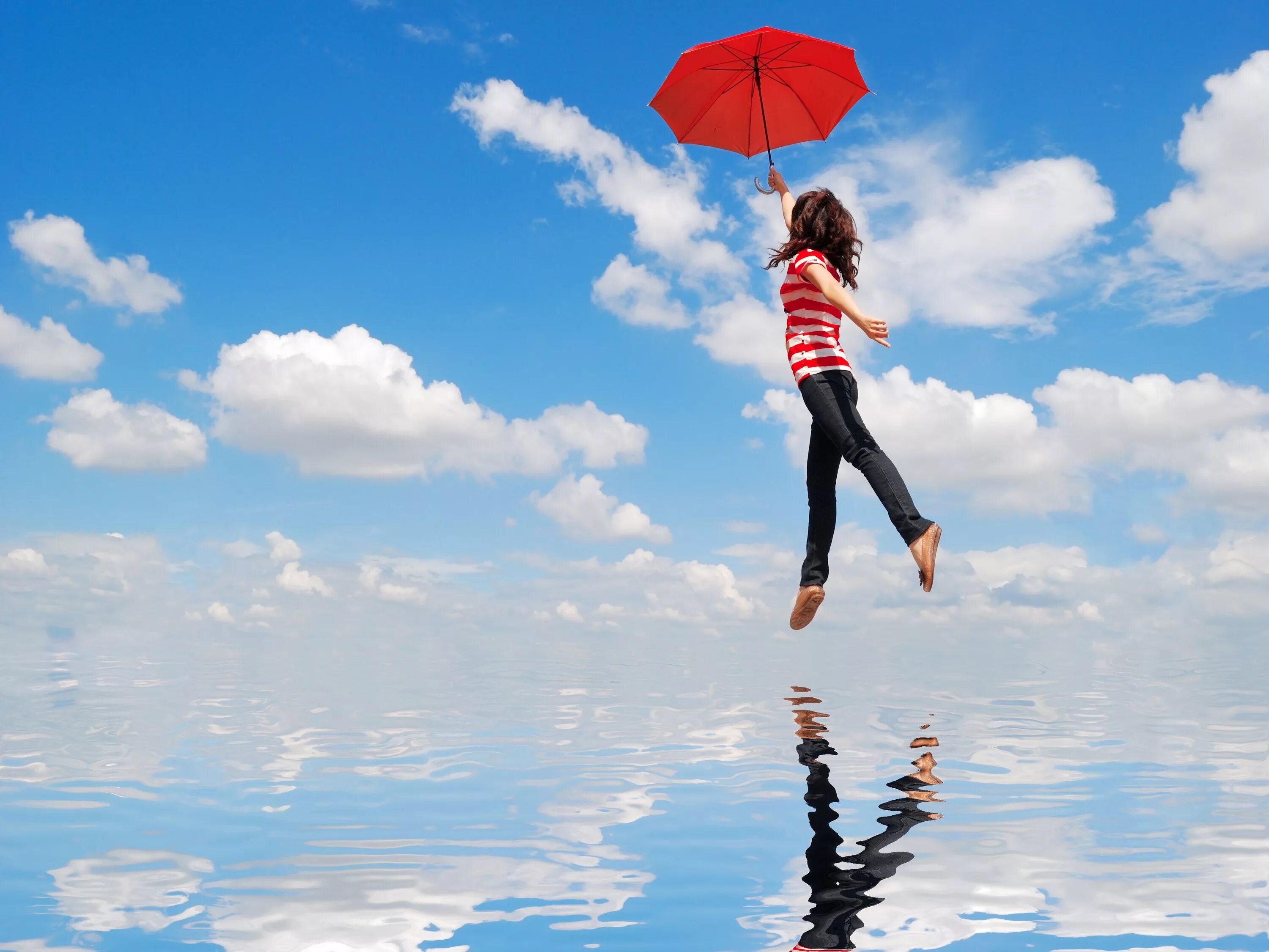 Шагающий по облакам. Девушка с зонтиком в полете. Полет на зонтике. Девушка зонтик счастье. Летающий зонтик.