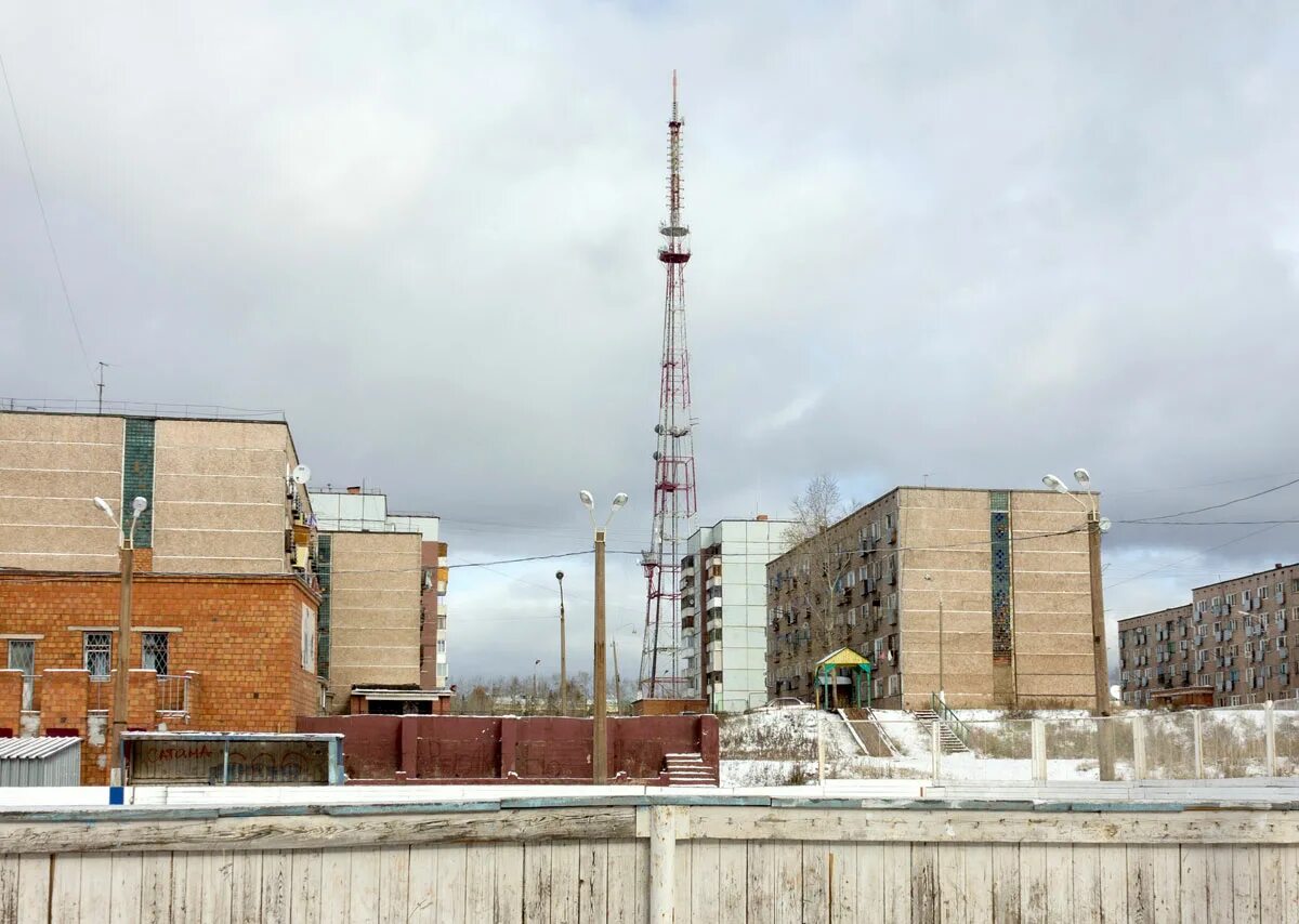 Телебашня омск. Телевышка иркутск. Телевизионная башня красноярск. Братск зимой телецентр. Иркутская телевышка.