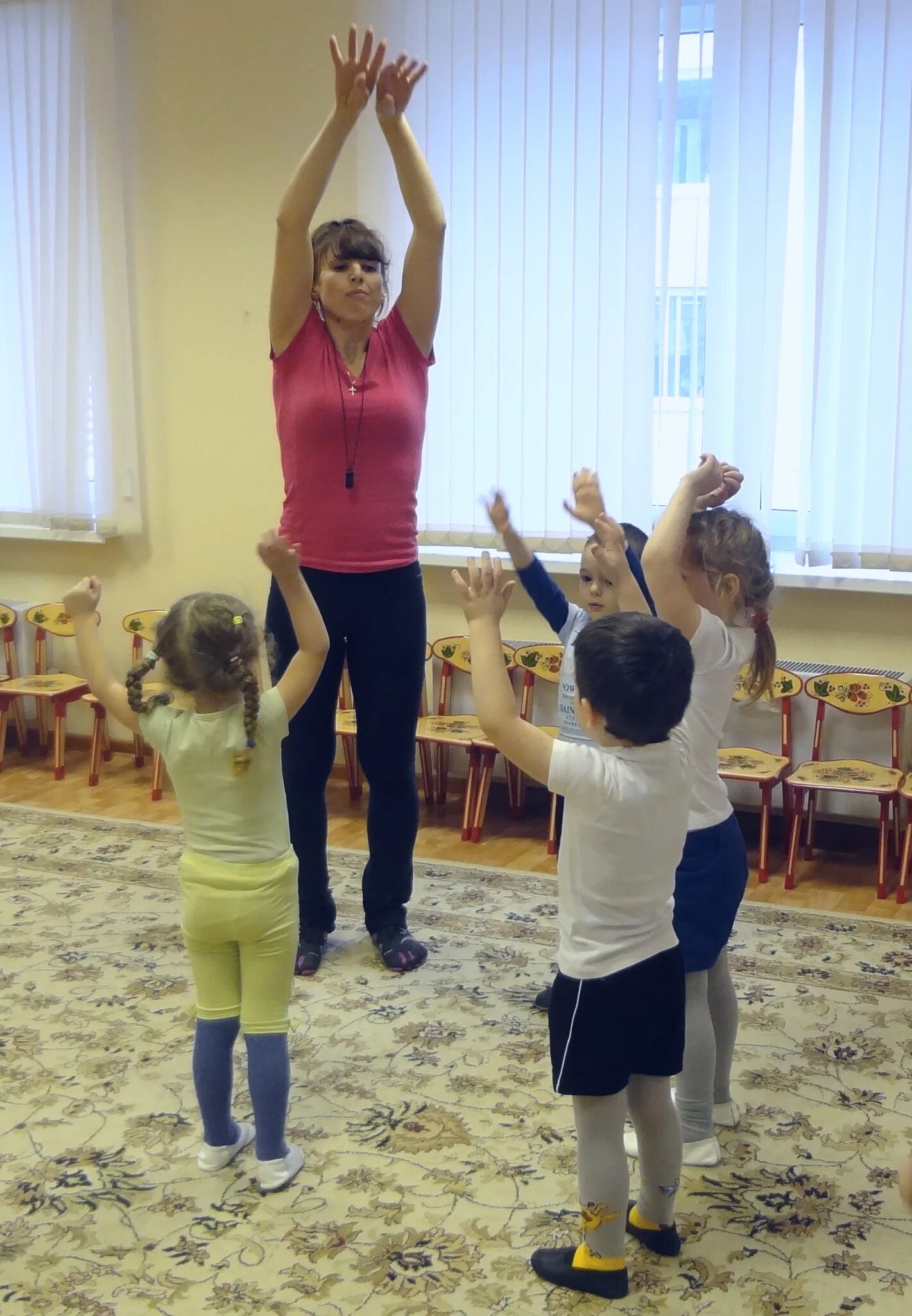 Инструктор по физической культуре в детском саду. Инструктор по физвоспитанию в детском саду. Современный спортзал в доу. Учитель физкультуры в детском саду. Инструктор по физической культуре в садике.