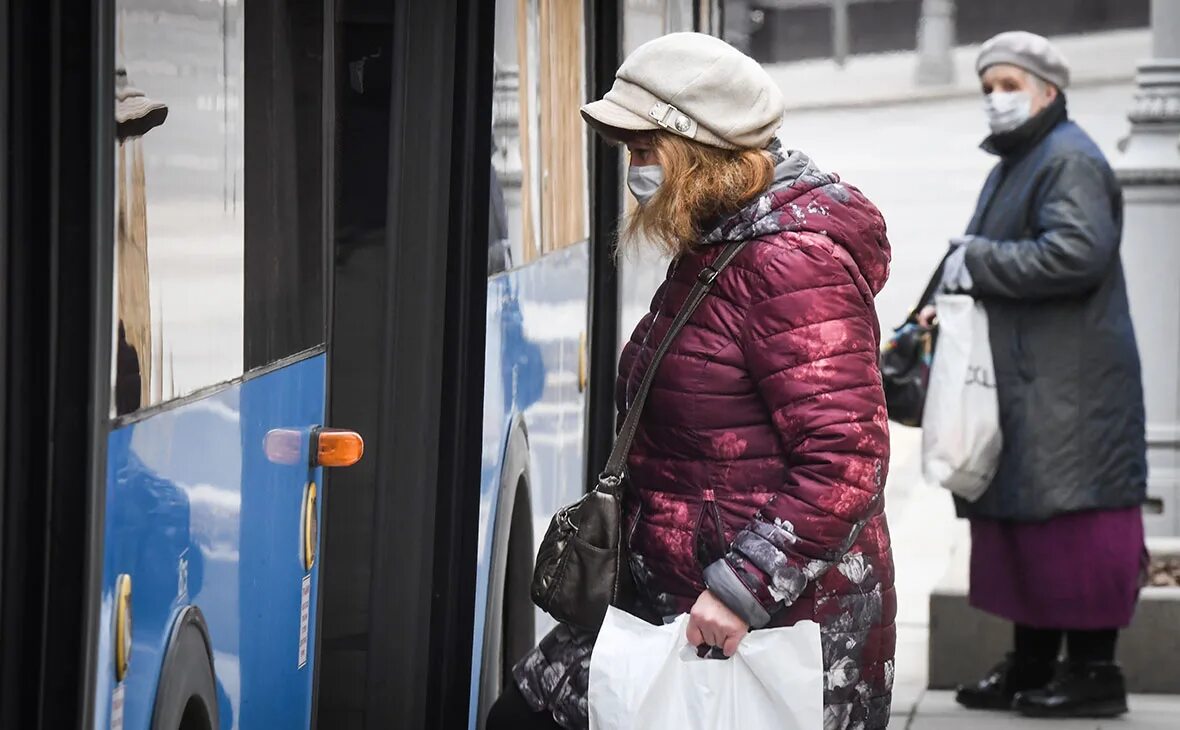 Бабка в автобусе. Пенсионерка в автобусе с проездным. Пенсионер в маске с картой в транспорте зимой. Российские пенсионеры. Бесплатный проезд для пенсионеров в московской области