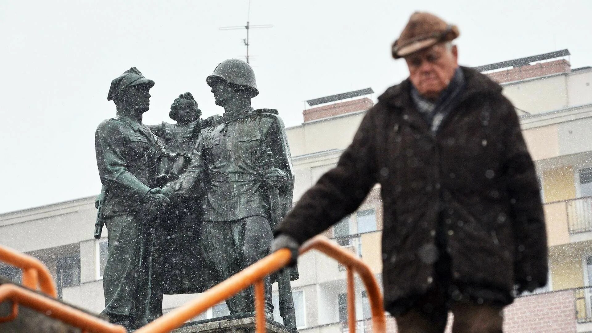Памятник полякам. Памятники полякам в москве. В томске памятник репрессированным. Памятники полякам в москве. Могила викингов форт луи.