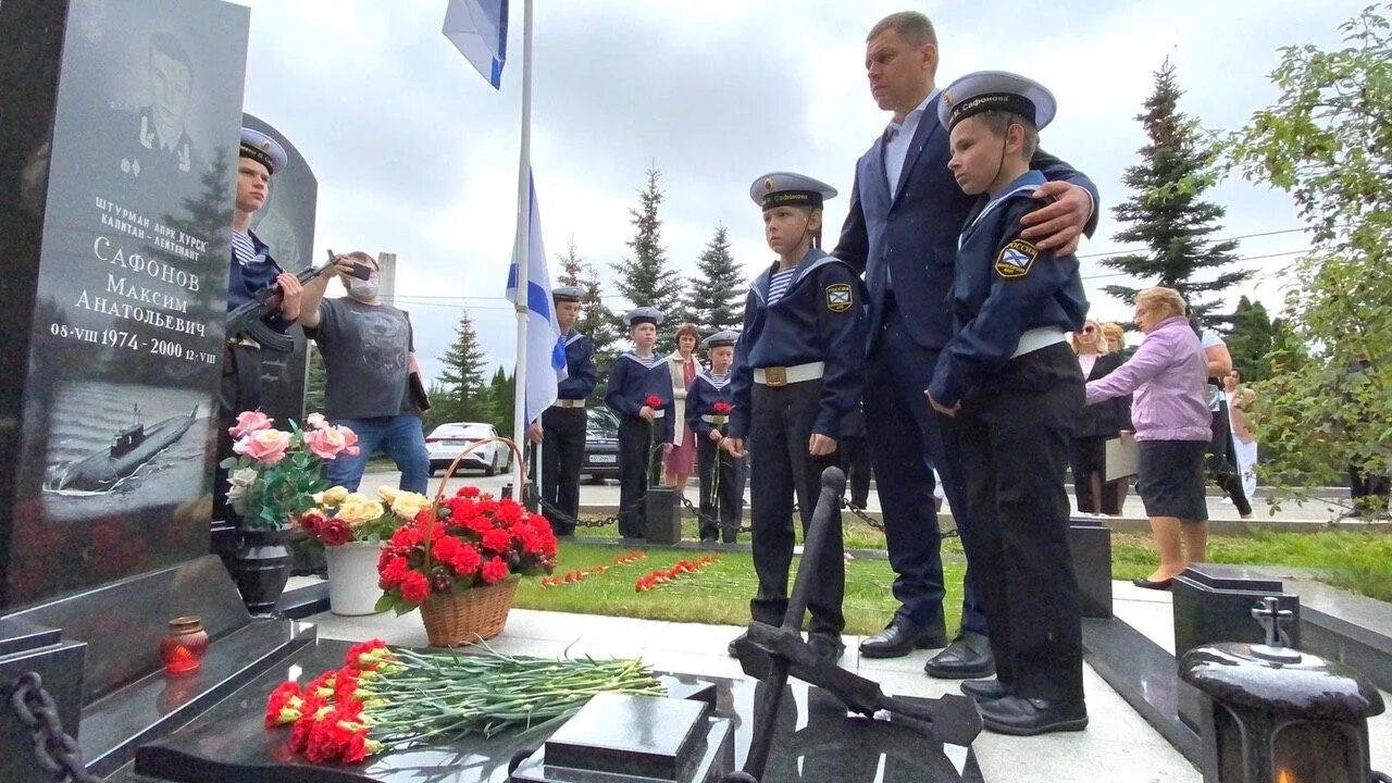 Командир Курска подводной лодки. Имена погибших на подводной лодке Курск в 2000. К-141 «Курск».