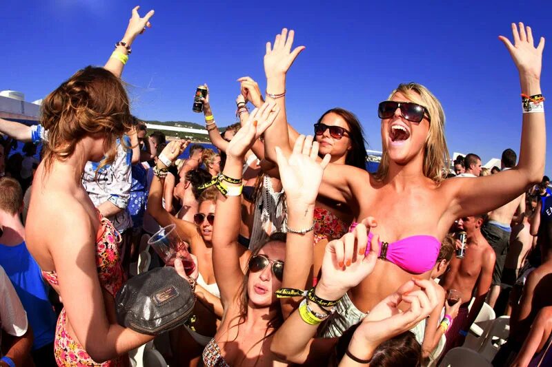 вечеринка молодежь на пляже. девушки на ибице в купальниках. майами девушки. пляжная вечеринка. видео пляжных вечеринок.