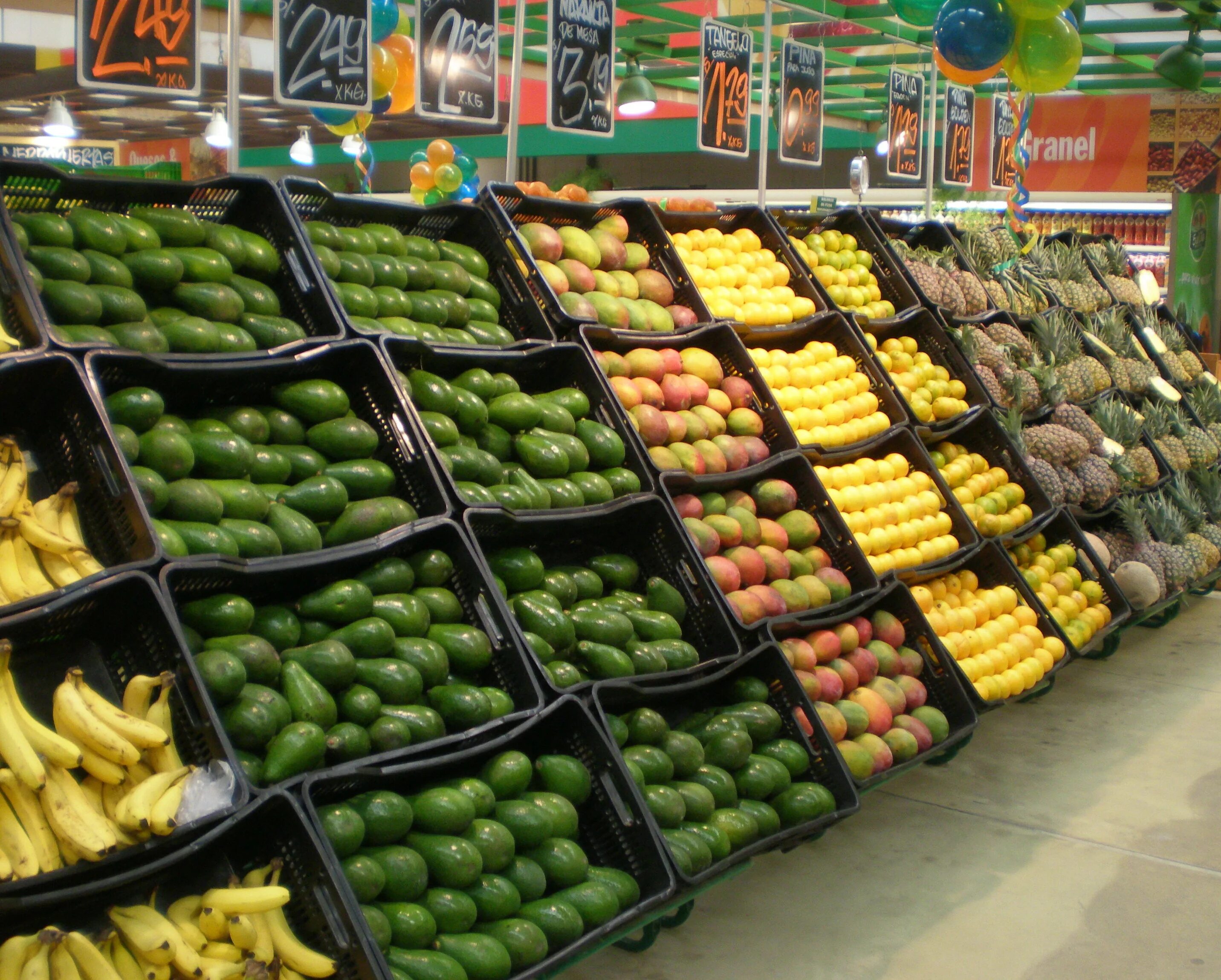 Овощи на рынке. Фрукты выкладка. Овощной магазин. Выкладка овощей и фруктов в магазине. Прилавок с овощами и фруктами.