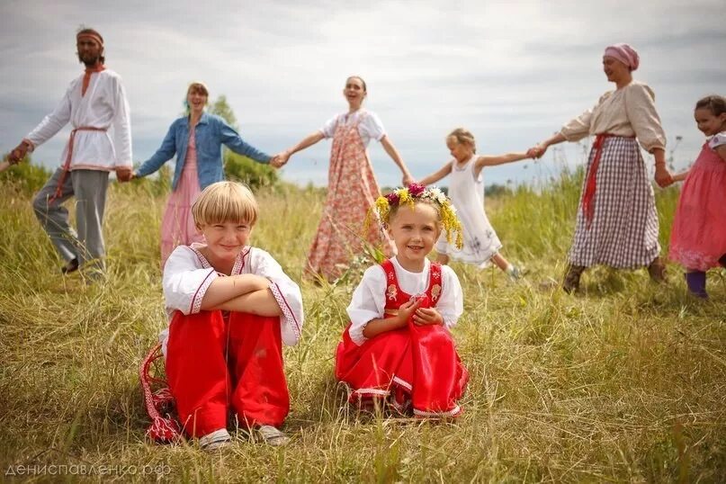 Семейные ценности рф. Славянские дети. Традиционная русская семья. Славянская семья. Национальные семейные традиции.